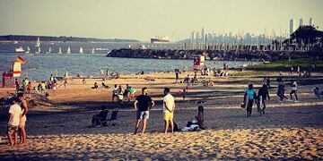 La costanera empezó a poblarse de gente de la mano del buen tiempo y la flexibilización de las restricciones. (@germanvitale85)