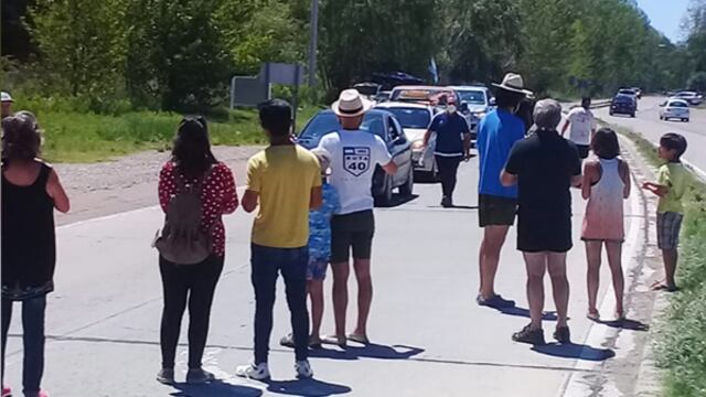 Los vecinos reclamando mejoras de servicio a Edemsa el domingo pasado.
