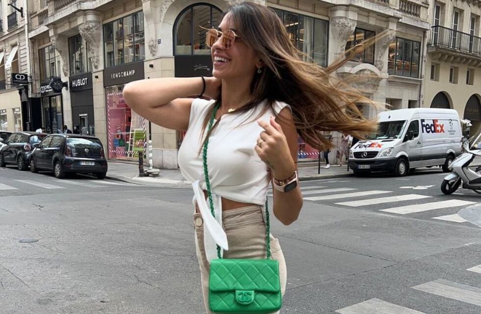 Antonela Roccuzzo en “modo turista”: lectura y cafecito frente a la Ópera Garnier