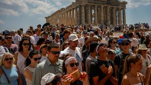 Centenares de turistas visitan el templo del Partenón en la cima de la Acrópolis, en Atenas, Grecia,