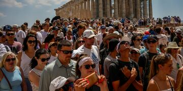 Centenares de turistas visitan el templo del Partenón en la cima de la Acrópolis, en Atenas, Grecia,