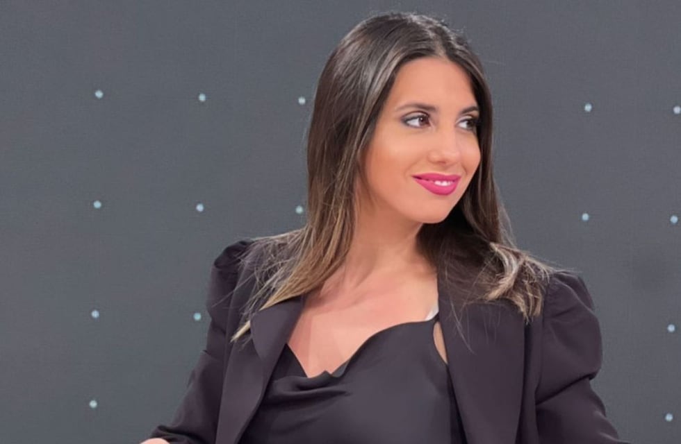 El sorprendente video de Cinthia Fernández: bata, baño y copa de vino