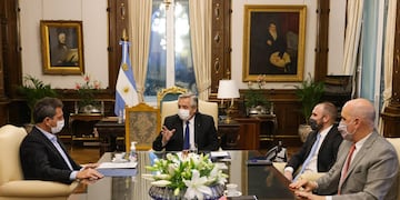 Alberto Fernández junto a Sergio Massa y Martín Guzmán, anunciarán hoy la suba en el mínimo no imponible.