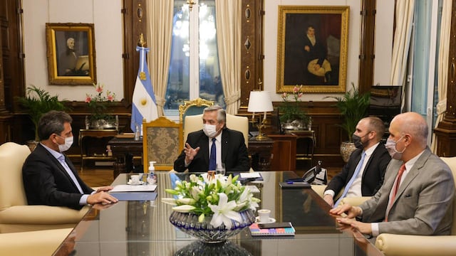 Alberto Fernández junto a Sergio Massa, Martín Guzmán y Raúl Rigo