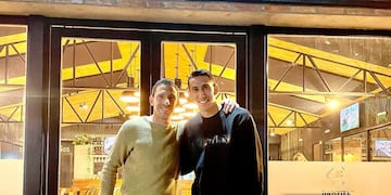 La "Fiera" y "Fideo" compartieron una noche de amigos en el bar El Casco del complejo Damfield.