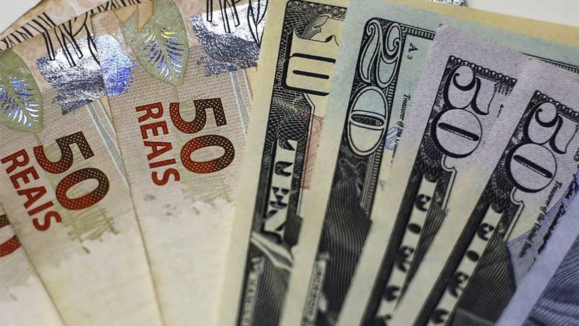 El real de Brasil pierde ante el dólar.