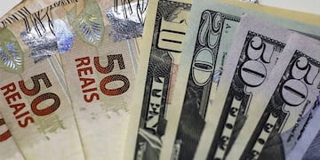 El real de Brasil pierde ante el dólar.