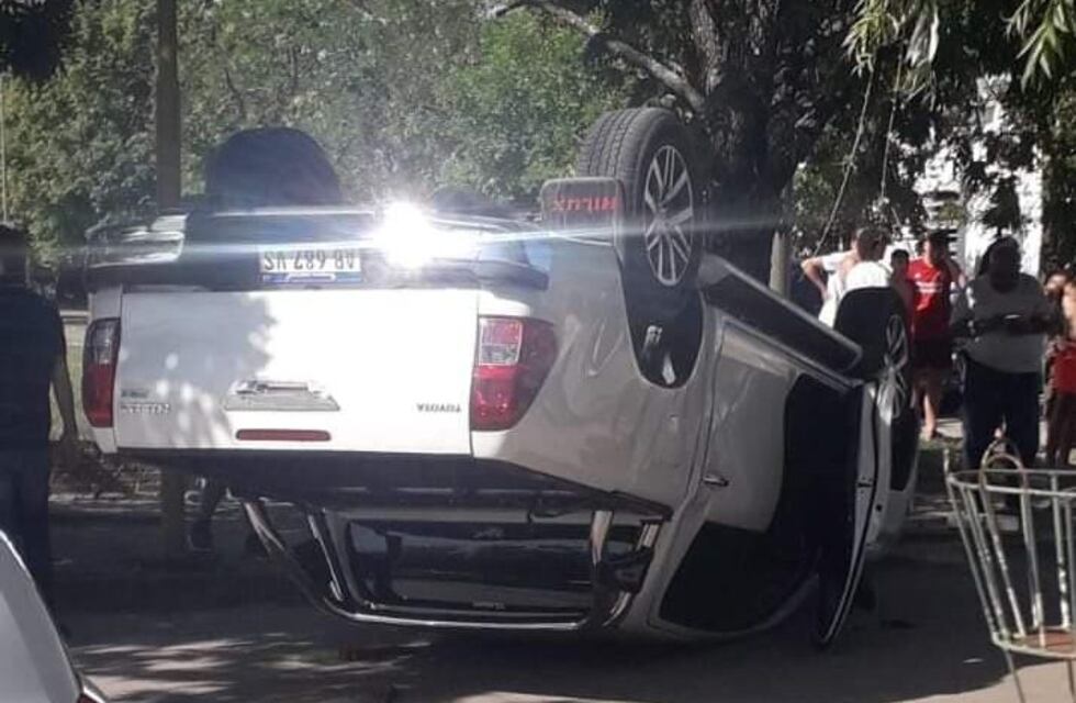 Vuelco de una camioneta en la ciudad