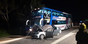 El suceso fue protagonizado por un automóvil con siete ocupantes y un colectivo.