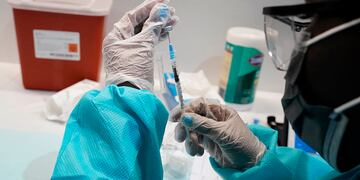 ARCHIVO - En esta fotografía de archivo del 22 de julio de 2021, una enfermera llena una jeringa con una vacuna de Pfizer contra el COVID-19 en un centro de vacunación instalado en el Museo Americano de Historia Natural, en Nueva York. (AP Foto/Mary Altaffer)