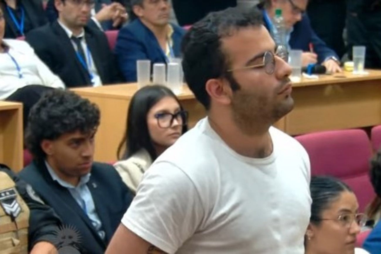 El jurado popular declaró a César Sena culpable del delito de Homicidio doblemente agravado por el vínculo y por haberse cometido en contexto de violencia de género, en calidad de autor. Tendrá una sentencia de prisión perpetua. (Gentileza Clarín)