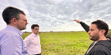 Germán Bottero, Leo Viotti y Hugo Morel, en el predio que tiene el club 9 de Julio