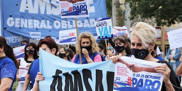 Docentes de escuelas públicas hicieron paro y marcharon en la capital en la primera jornada sin clases.