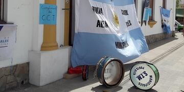 Paro de trabajadores municipales en Coronel Rosales.