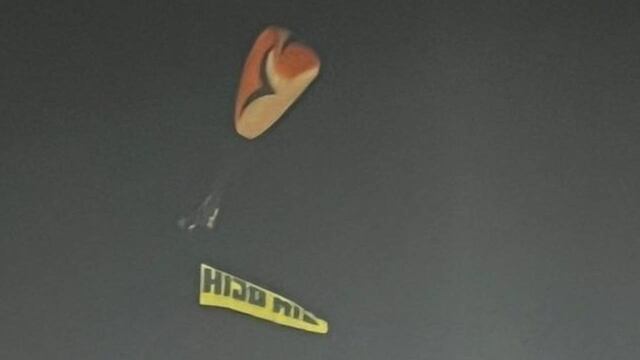 El piloto sobrevoló el Coloso este domingo con una bandera de Rosario Central.