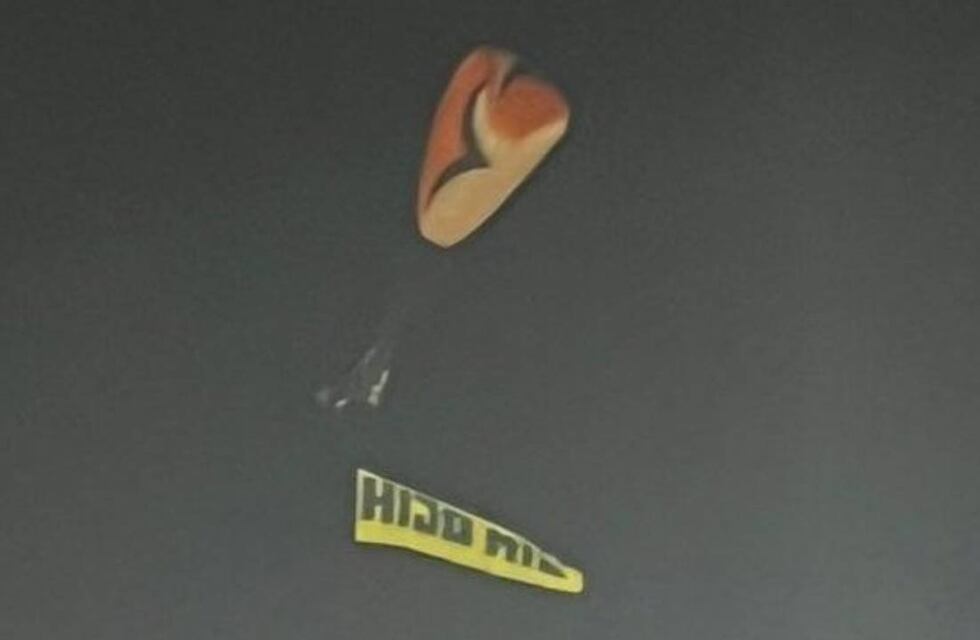 Un parapente y panfletos del clásico rosarino: cuatro personas seguirán detenidas