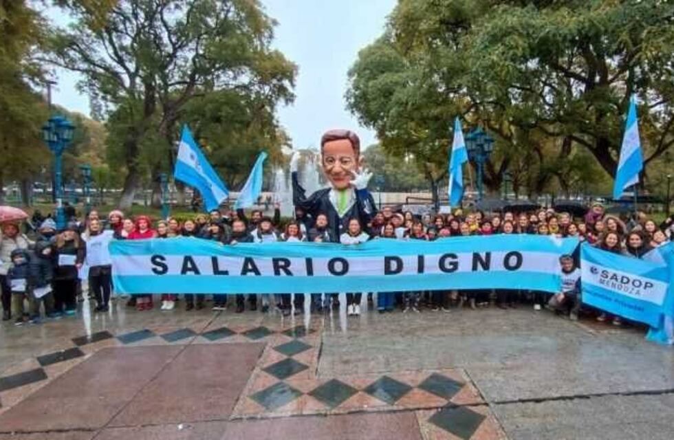 Indignación en redes sociales tras el aumento a docentes decretado por el gobernador Suárez