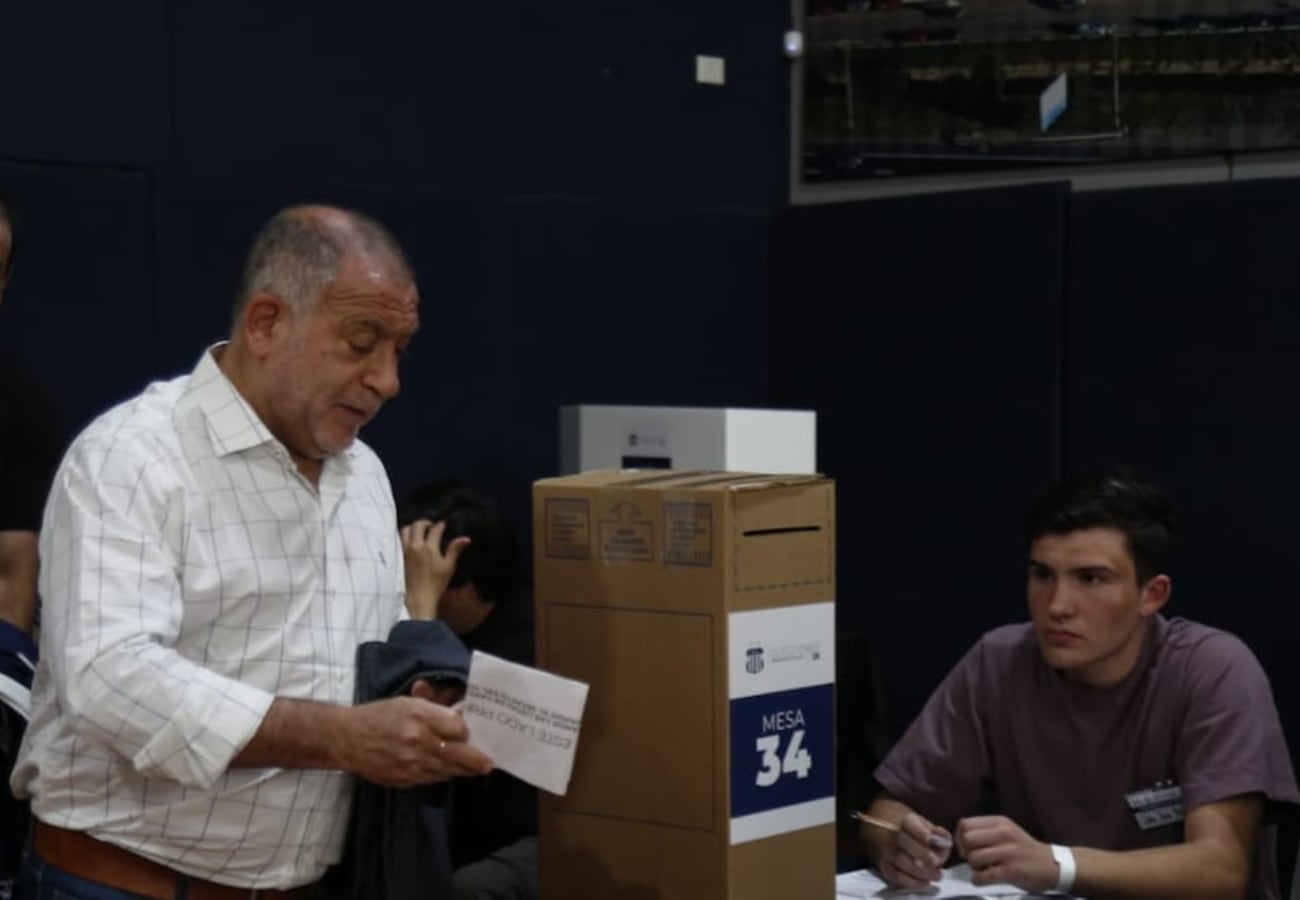 Luis Juez se presentó a votar en las elecciones de Talleres.