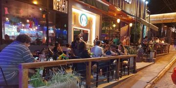 Bares y restaurantes del centro recibieron a turistas en la noche del viernes.