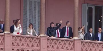 Tras la reunión de gabinete, Milei se asomó con sus ministros al balcón de la Casa Rosada para saludar. Foto: captura.