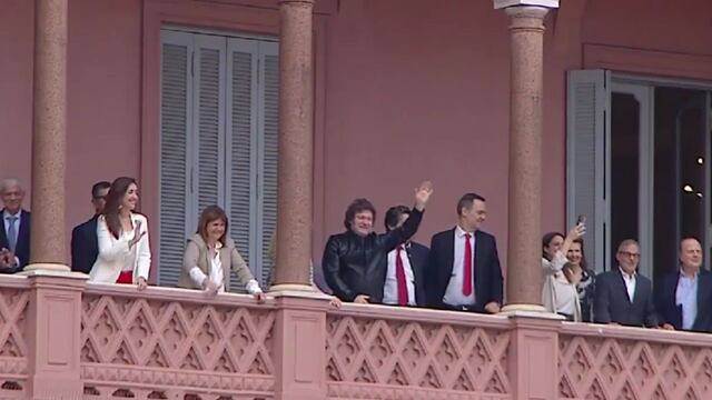 Tras la reunión de gabinete, Milei se asomó con sus ministros al balcón de la Casa Rosada para saludar. Foto: captura.