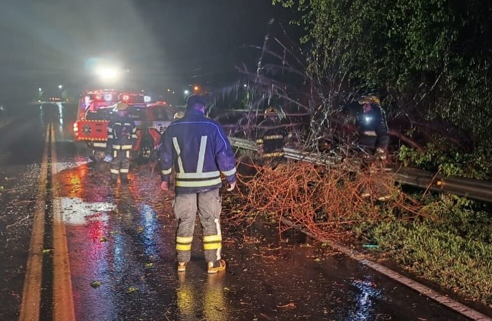 Arduo trabajo de Bomberos Voluntarios de Arroyito por el temporal de viento y lluvia