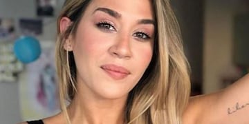 Jimena Barón se animo a un minitop rojo y estalló las redes sociales.