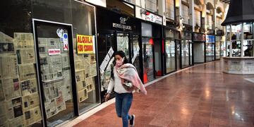 Locales cerrados y en alquiler. Galería Vía Nueva. (Pedro Castillo)