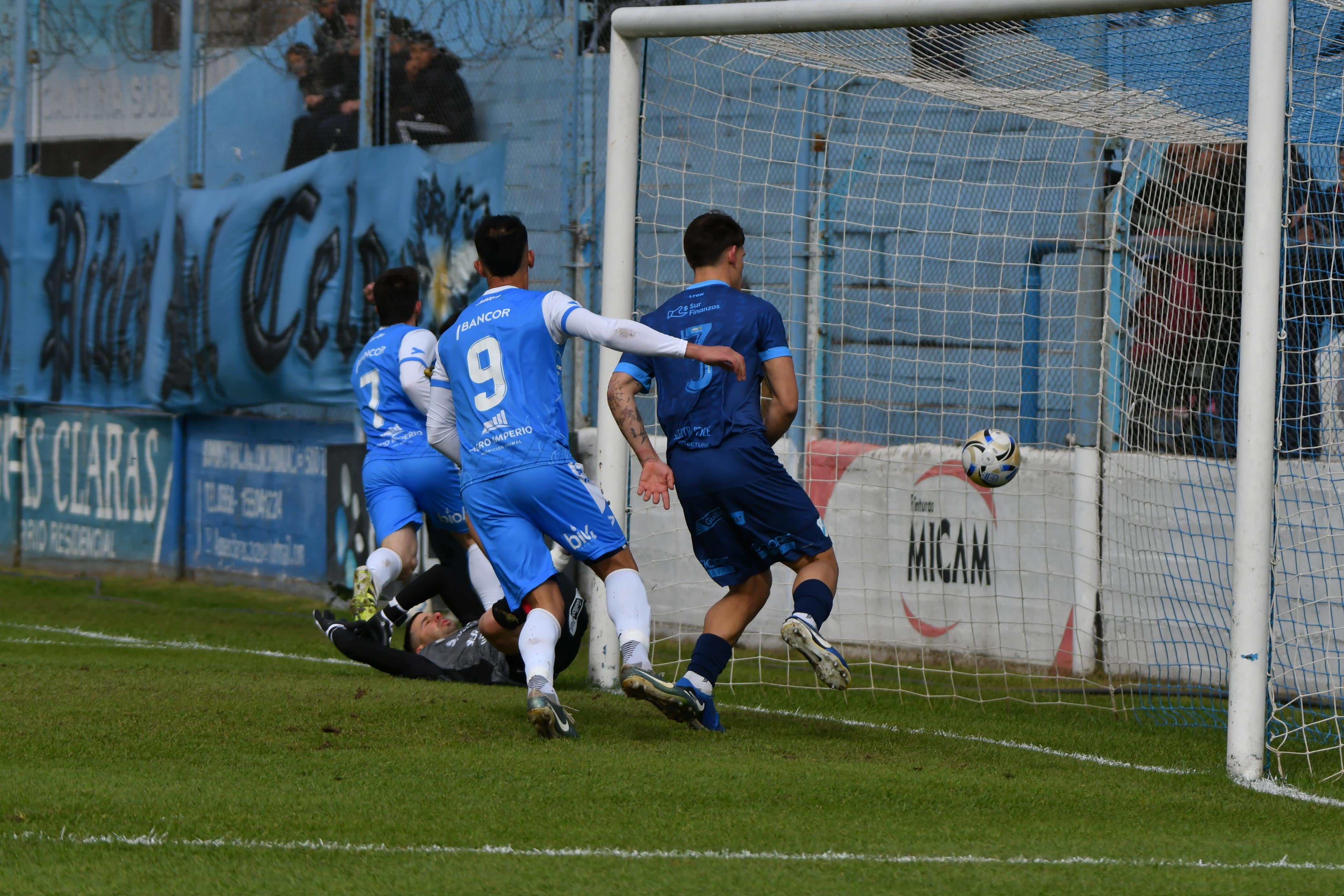 Estudiantes de Río Cuarto fue local de Temperley en la Primera Nacional. (Tomy Fragueiro)