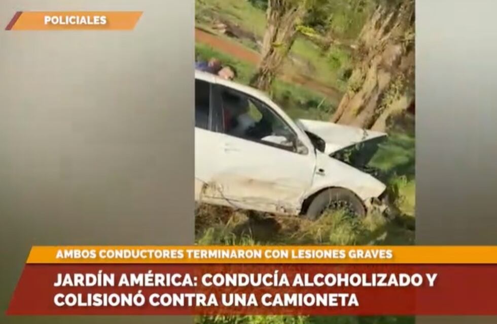 Alcohol al volante en Jardín América: impactó contra una camioneta y terminó incrustado en un árbol