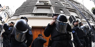 La Policía debió separar a los dos grupos de manifestantes, los que festejaron la condena de Cristina Kirchner y los que la defendieron.