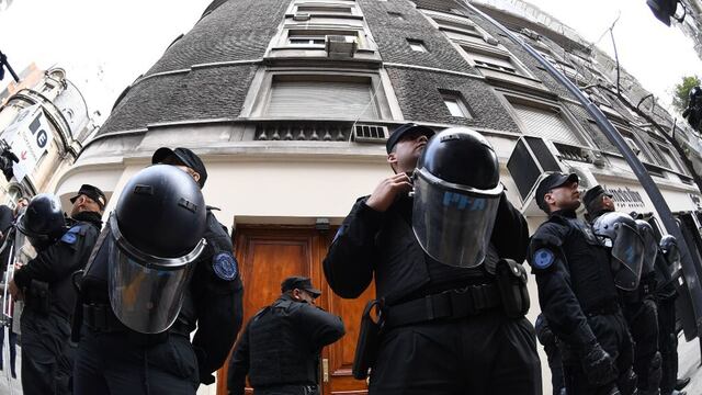 La Policía debió separar a los dos grupos de manifestantes, los que festejaron la condena de Cristina Kirchner y los que la defendieron.