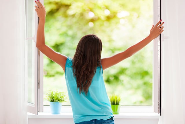 Cuál es el mejor momento del día para ventilar la casa y atraer buenas energías, según el Feng Shui.