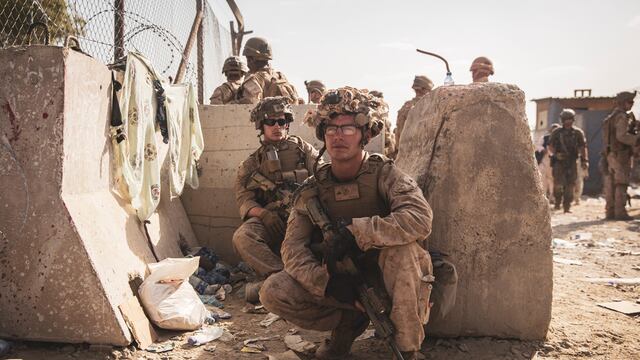 Soldados de la marina estadounidense durante la evacuación de civiles en el aeropuerto internacional Hamid Karzai, de Kabul, tras la toma del poder de los talibanes. (DPA)