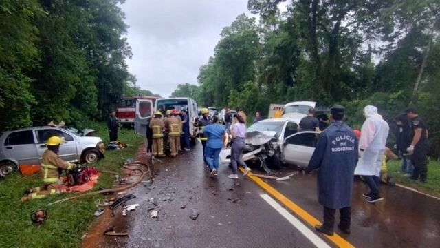Múltiples heridos tras un violento choque frontal en Puerto Iguazú.