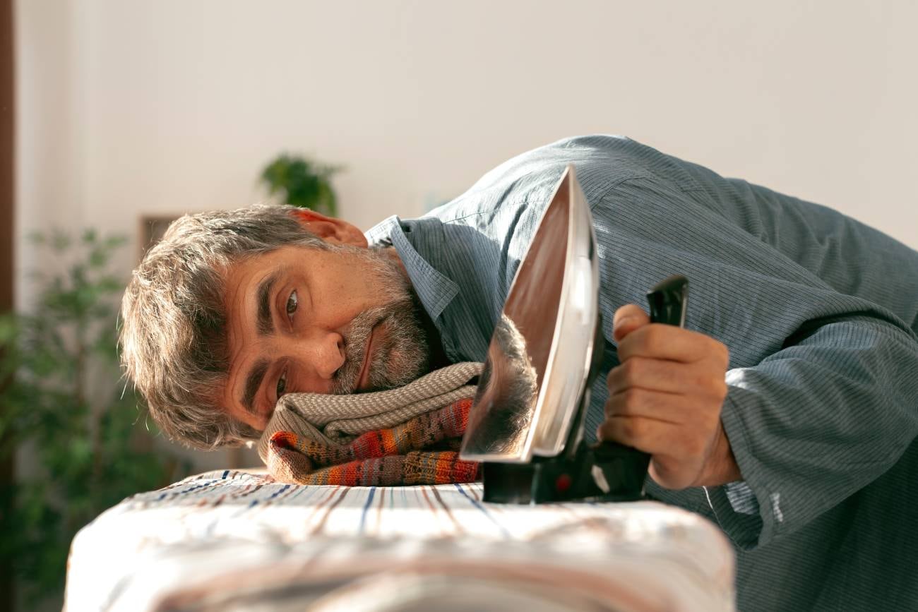Especialistas en sueño advierten que dormir bien es clave a cualquier edad y que en la vejez el descanso es aún más importante. (Freepik)