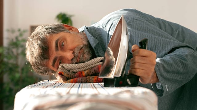 Especialistas en sueño advierten que dormir bien es clave a cualquier edad y que en la vejez el descanso es aún más importante. (Freepik)