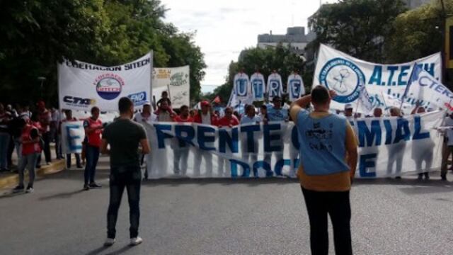 Docentes marcharon por aumentos salariales.
