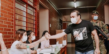 Votó el gobernador Oscar Herrera Ahuad y destacó el acompañamiento de la ciudadanía durante la jornada electoral.