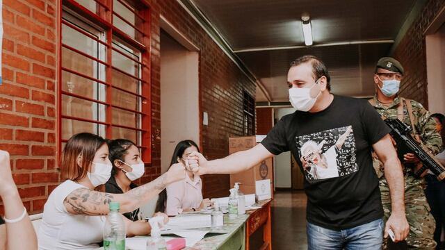 Votó el gobernador Oscar Herrera Ahuad y destacó el acompañamiento de la ciudadanía durante la jornada electoral.