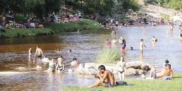 Vacaciones con altas temperaturas en el comienzo del verano. Balneario El Fantasio Carlos Paz. Foto Yanina Bouche
