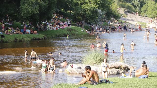 Vacaciones con altas temperaturas en el comienzo del verano. Balneario El Fantasio Carlos Paz. Foto Yanina Bouche