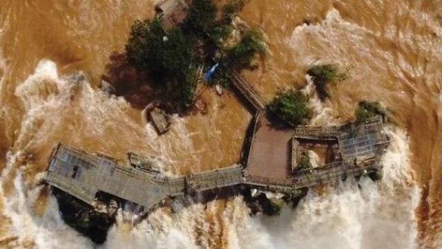 La crecida del río Iguazú arrasó con las pasarelas de la Garganta del Diablo.