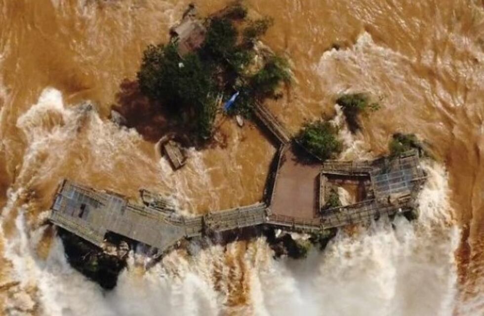 La crecida del río Iguazú arrasó con las pasarelas de la Garganta del Diablo