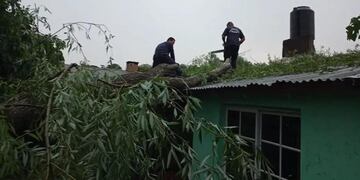 Efectivos policiales debieron asistir a varias familias en San Pedro.