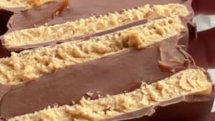Cómo hacer alfajores estilo banana split con solo 6 ingredientes.