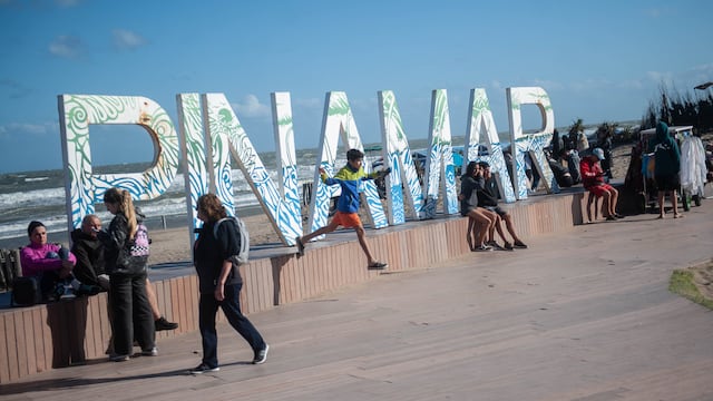 Verano 2025: cuánto costará alquilar una carpa y una sombrilla en Pinamar. Foto Federico Lopez Claro.