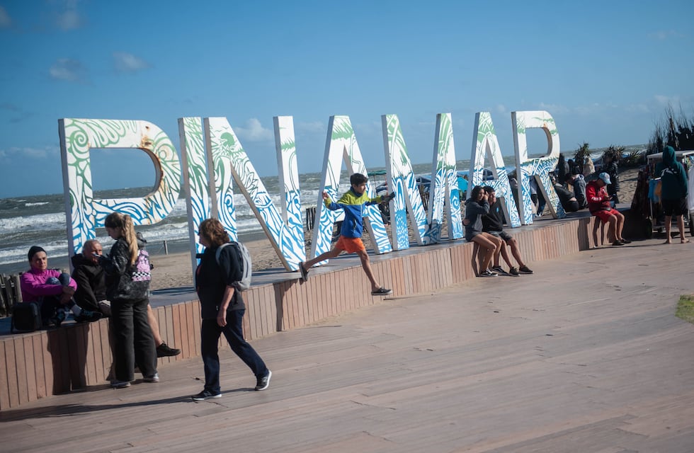 Verano 2025: cuánto costará alquilar una carpa y una sombrilla en Pinamar