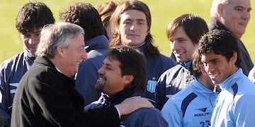 Néstor Kirchner saludando al plantel de Racing