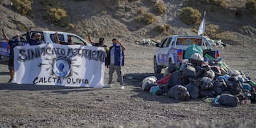 El sindicato de petroleros privado efectuó limpieza y mejora en el acceso a la popular playa